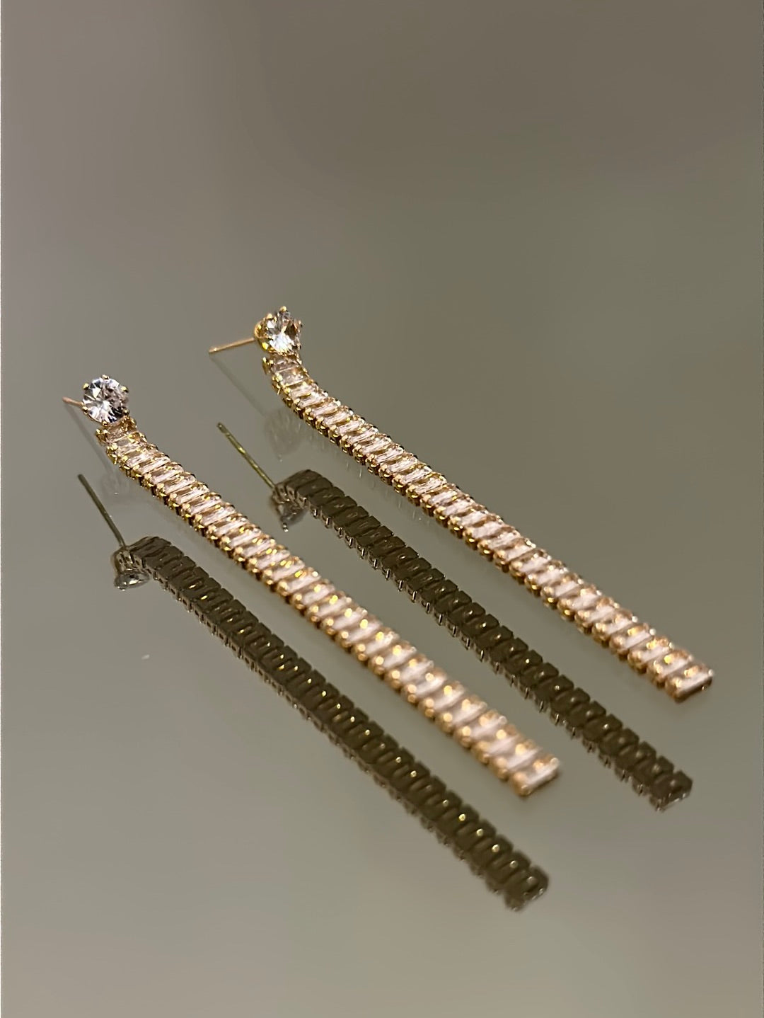 ARO LINEA CON STRASS DORADO