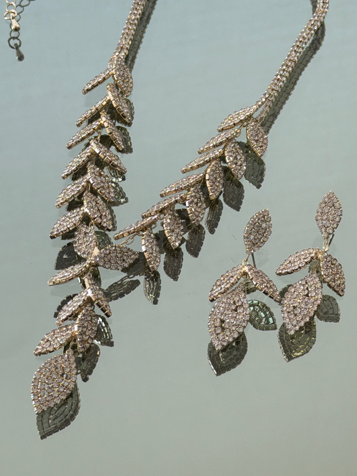 CONJUNTO ARO COLLAR HOJAS DORADO